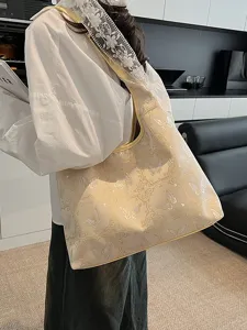 Grand sac cabas brodé de style chinois avec motifs papillons et bandoulière dentelle