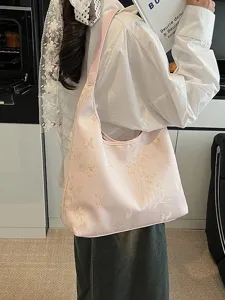 Sac fourre-tout rose brodé avec motif papillon dans une cuisine minimaliste