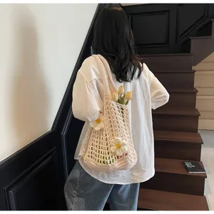 Bolso tote de malla hueca tejida a mano con elegantes flores de ganchillo para la playa