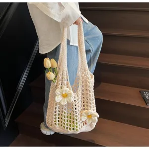Vista detallada de un bolso tote de ganchillo beige con flores 3D grandes e interior espacioso.