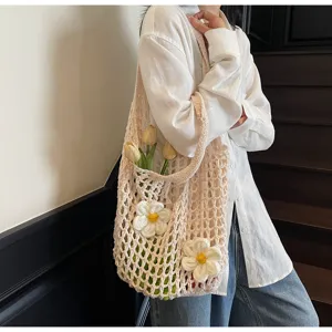 Detalle del bolso de red de ganchillo crema con flores blancas y tulipanes amarillos