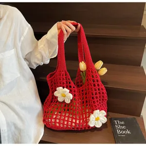 Elegante bolso de malla de punto rojo con flores blancas decorativas y tulipanes.