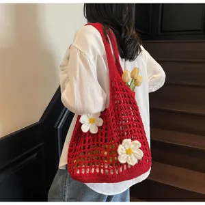 Bolso tote de malla de punto rojo con detalles de flores de ganchillo al hombro