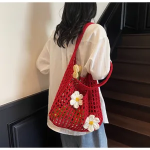 Vista detallada de bolso tote de ganchillo rojo con grandes margaritas blancas en 3D