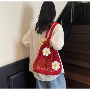 Elegante bolso tote de malla de ganchillo rojo con apliques de flores blancas en modelo