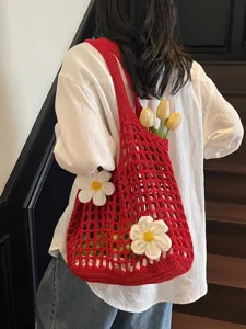 Bolso tote de malla de punto rojo con flores blancas para la playa o uso diario.