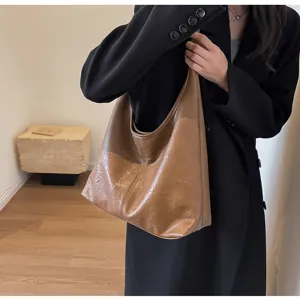 Model carrying a retro brown leather hobo bag for a stylish commuting look