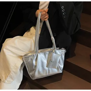 Detailansicht der silbernen Damen-Schultertasche aus weichem Leder mit kleinem Beutel