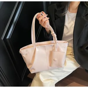 Elegante hellrosa Handtasche aus weichem Leder in einem professionellen Lifestyle-Setting