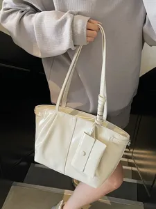 Elegante glänzende cremefarbene Unterarmtasche für Damen mit kleiner Hängetasche