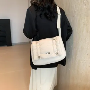 Witte gewatteerde nylon crossbody tas voor dames, casual forensenschouderas met grote capaciteit.