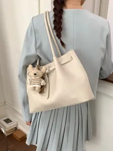 Sac Fourre-tout en Cuir PU Plissé de Niche pour Femmes Avec Pendentif Animal en Peluche Cordon de Serrage Sac à Main de Navettage