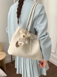 Chic cabas en similicuir souple blanc crème avec détail de ceinture et breloque ours