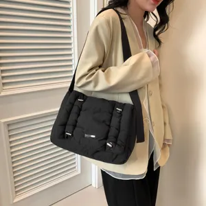 Zwarte gewatteerde nylon crossbodytas voor dames, stijlvolle puff messenger tas met flap.