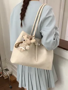 Sac cabas en cuir souple crème minimaliste avec détails plissés et breloque lapin