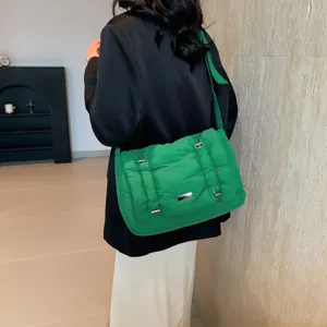 Groene gewatteerde nylon schoudertas, gevoerde crossbody tas met flap en metalen sluiting.