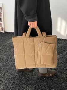 Grote kaki gewatteerde puffer draagtas voor dames met bijpassend tasje en handvatten