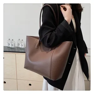 Vista dettagliata di una grande borsa tote in pelle marrone da donna stile pendolare
