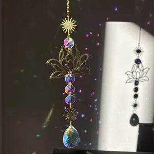 Primo piano di un acchiappasole in cristallo a loto con riflessi cangianti.