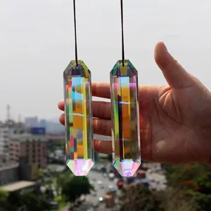 Coppia di prismi acchiappasole in cristallo iridato per creare effetti arcobaleno