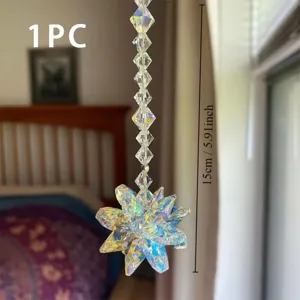 Detailaufnahme eines iridierenden Kristall-Schneeflocken-Sonnenfängers mit einer Länge von 15 cm