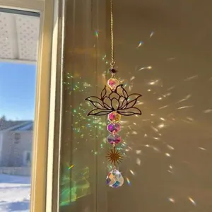 Bellissimo acchiappasole in cristallo di loto che proietta motivi arcobaleno su una parete soleggiata