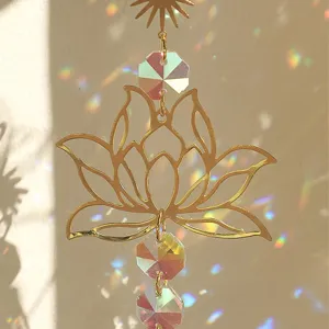Primo piano di un acchiappasole in cristallo a forma di loto dorato con perle colorate cangianti