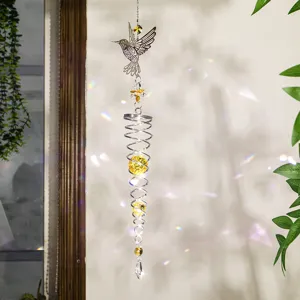 Vista detallada del atrapasol de cristal colibrí reflejando patrones de arcoíris
