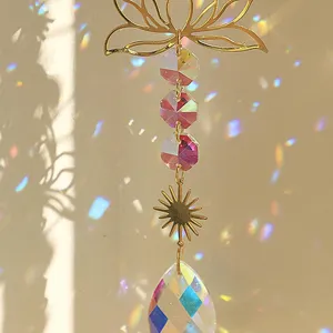 Primo piano di un acchiappasole in cristallo a loto con vivaci riflessi arcobaleno
