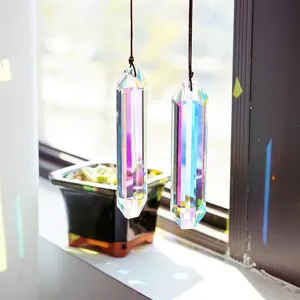 Due ciondoli acchiappasole in cristallo prismatico che creano vivaci riflessi arcobaleno vicino