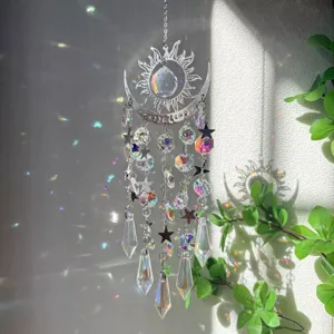 Dettaglio di acchiappasole luna e sole con prismi di cristallo a riflesso arcobaleno.
