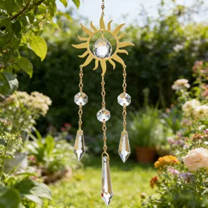 Acchiappasole campanello in cristallo con cornice a sole dorato in un giardino solare