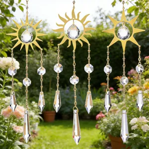 Set di tre acchiappasole in cristallo a forma di sole appesi in un giardino soleggiato