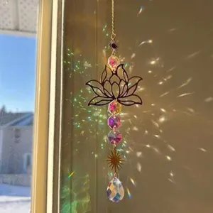 Acchiappasole in cristallo a forma di loto con prisma arcobaleno alla finestra