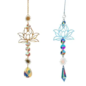 Eleganti ornamenti acchiappasole in cristallo di loto con cornici in metallo e prismi colorati