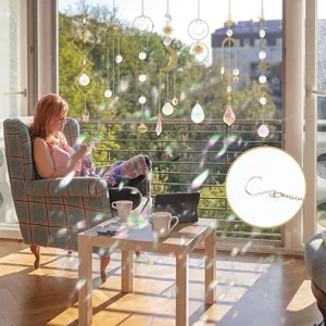 Set aus Kristall-Sonnenfängern am sonnigen Fenster mit wunderschönen Lichtreflexen