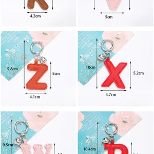 Detailansicht des PU-Leder-Buchstaben-Schlüsselanhängers mit Herzanhänger und Maßen in cm.