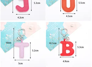Detaillierte Größenangaben für bunte PU-Leder Alphabet Schlüsselanhänger mit Herz-Anhängern.