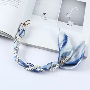 Elegante blauwe zijden sjaal telefoon polsband met witte parels en gouden metalen sluiting