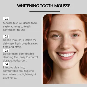Vue détaillée de dents blanches éclatantes d'une femme pour mousse dentaire blanchissante