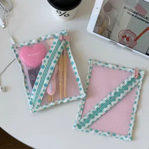 Bovenaanzicht van mesh opbergzakjes met diagonale ritsen en mintgroene stippen