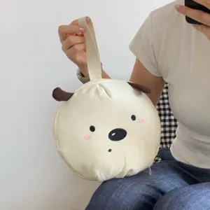 Detalle de la linda bolsa organizadora de ropa interior de viaje con un diseño de oso