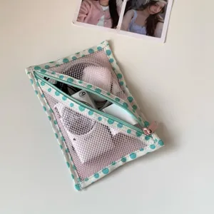 Detailweergave van een schattig gaasopbergtasje met stippen voor datakabels en meer