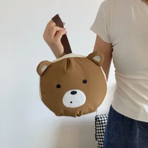 Primer plano detallado de una linda bolsa organizadora de viaje con forma de oso para lencería