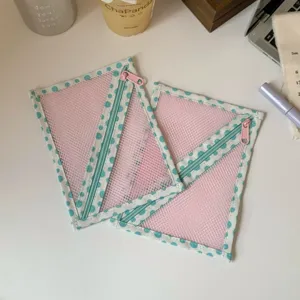 Draagbare roze mesh opbergzakjes met stippenrand en ritssluiting voor kabels
