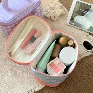 Große Kosmetiktasche mit Blumenmuster und praktischen Innentaschen in Nahaufnahme