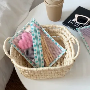 Detailopname van een blauwe polkadot mesh opbergtas in een gevlochten rieten mand