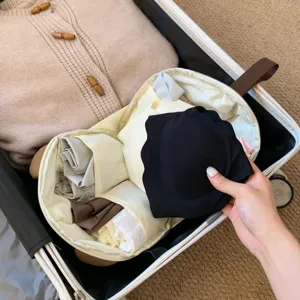 Vista detallada de una bolsa de almacenamiento de ropa interior en un organizador de viaje.