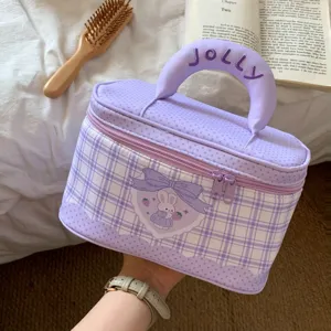 Detailansicht der lila Kosmetiktasche mit gepunktetem Griff und Hasenmotiv
