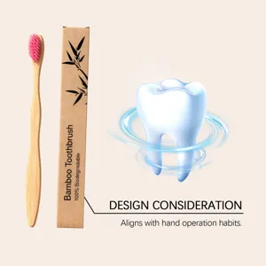 Detalle de cepillo de dientes de bambú rosa con cerdas suaves y caja biodegradable ecológica